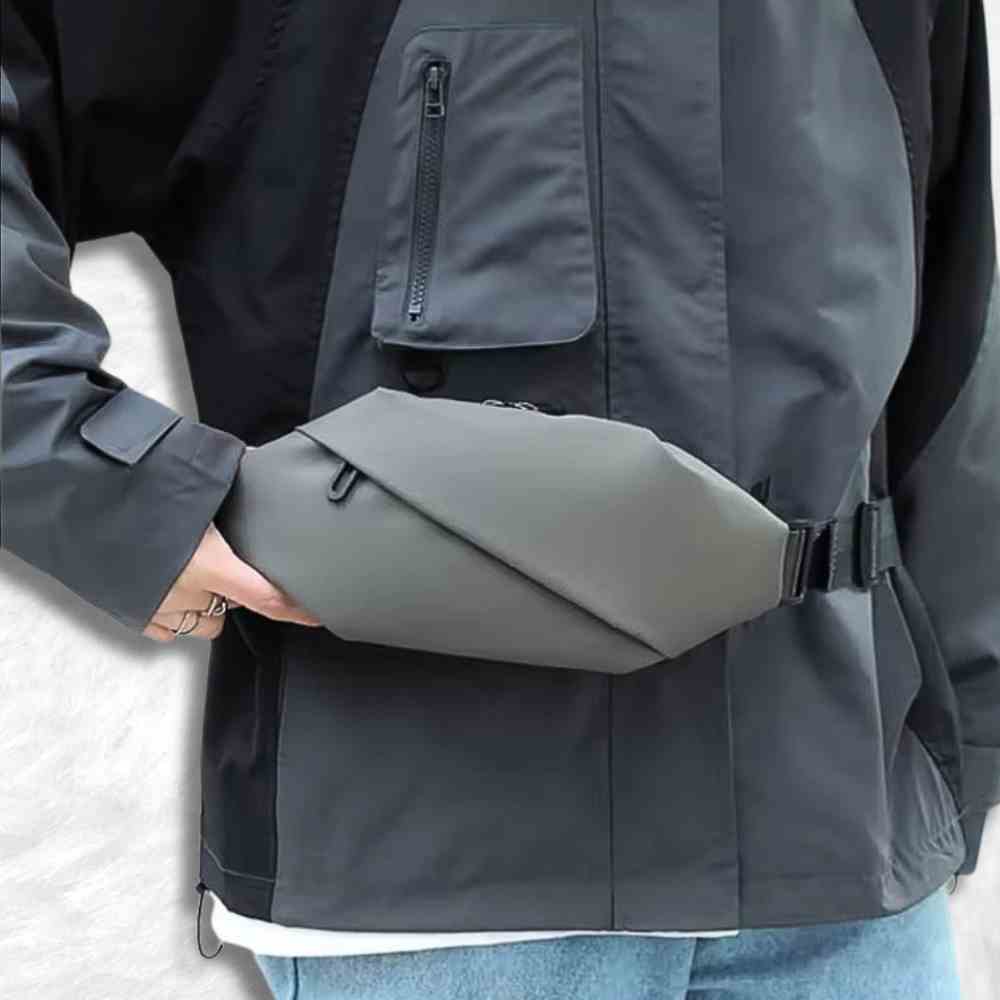 Un homme porte le Sac Banane Anti Pickpocket taupe