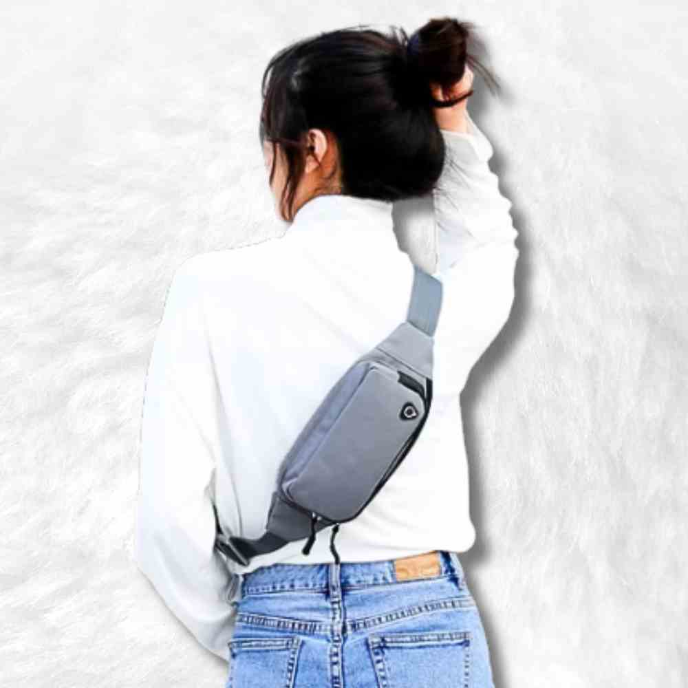 Une femme porte le Sac Banane Imperméable gris