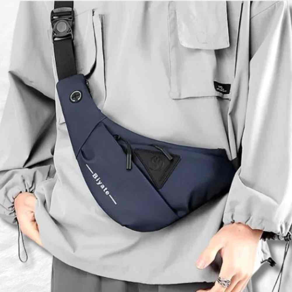 Un homme est habillé avec le Sac Banane VTT bleu