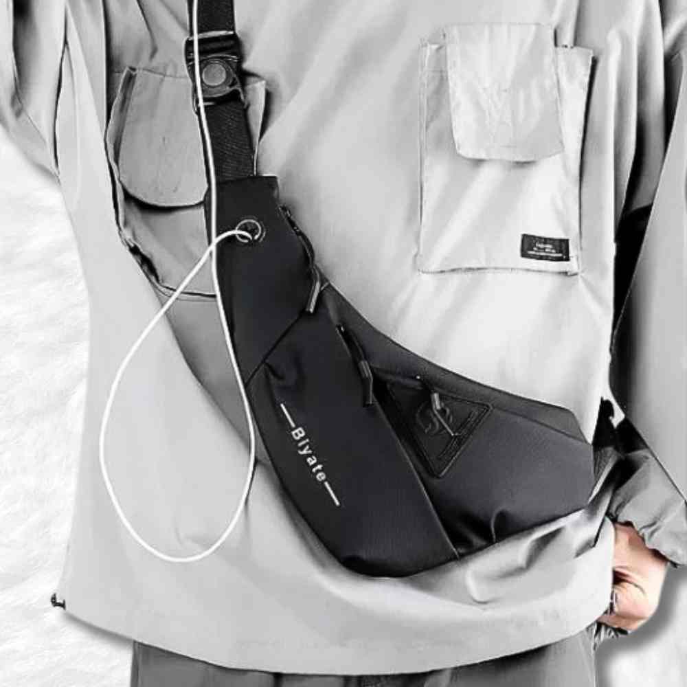 Un homme avec le Sac Banane VTT noir sur le devant