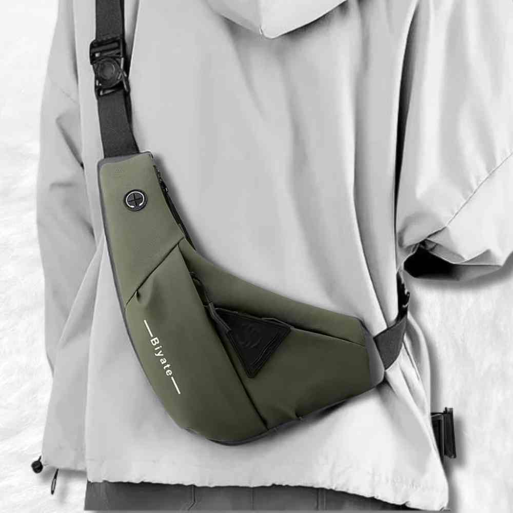 Un homme avec le Sac Banane VTT vert