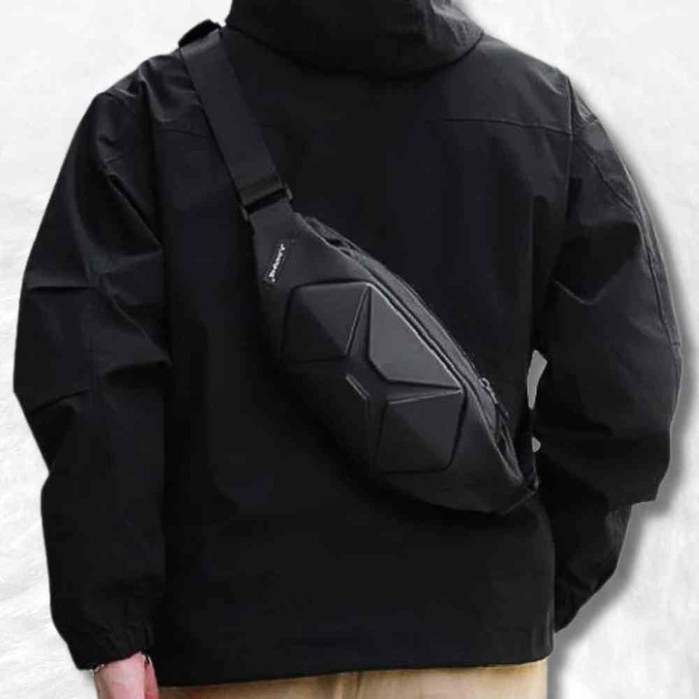 Un homme avec le Sac Banane Antivol noir