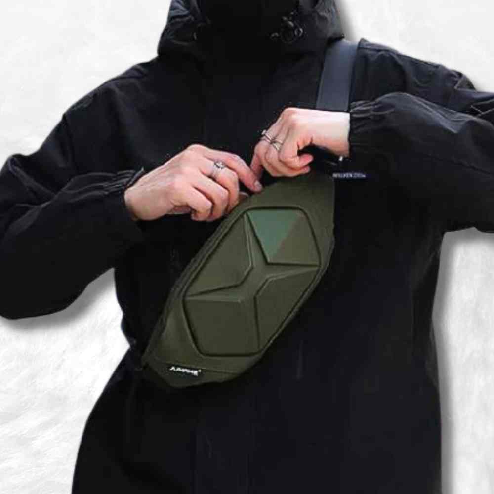 Un homme avec le Sac Banane Antivol vert sur lui