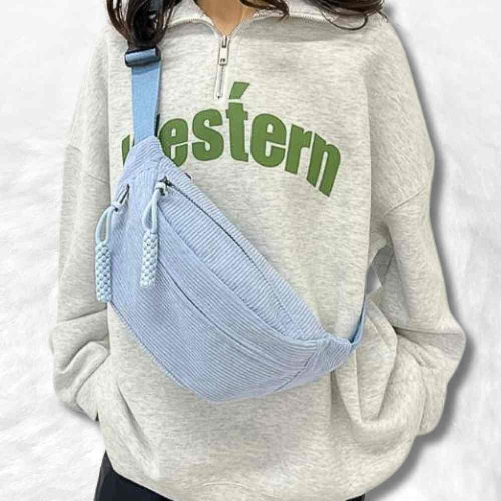 Une femme avec Sac Banane Femme Velours bleu