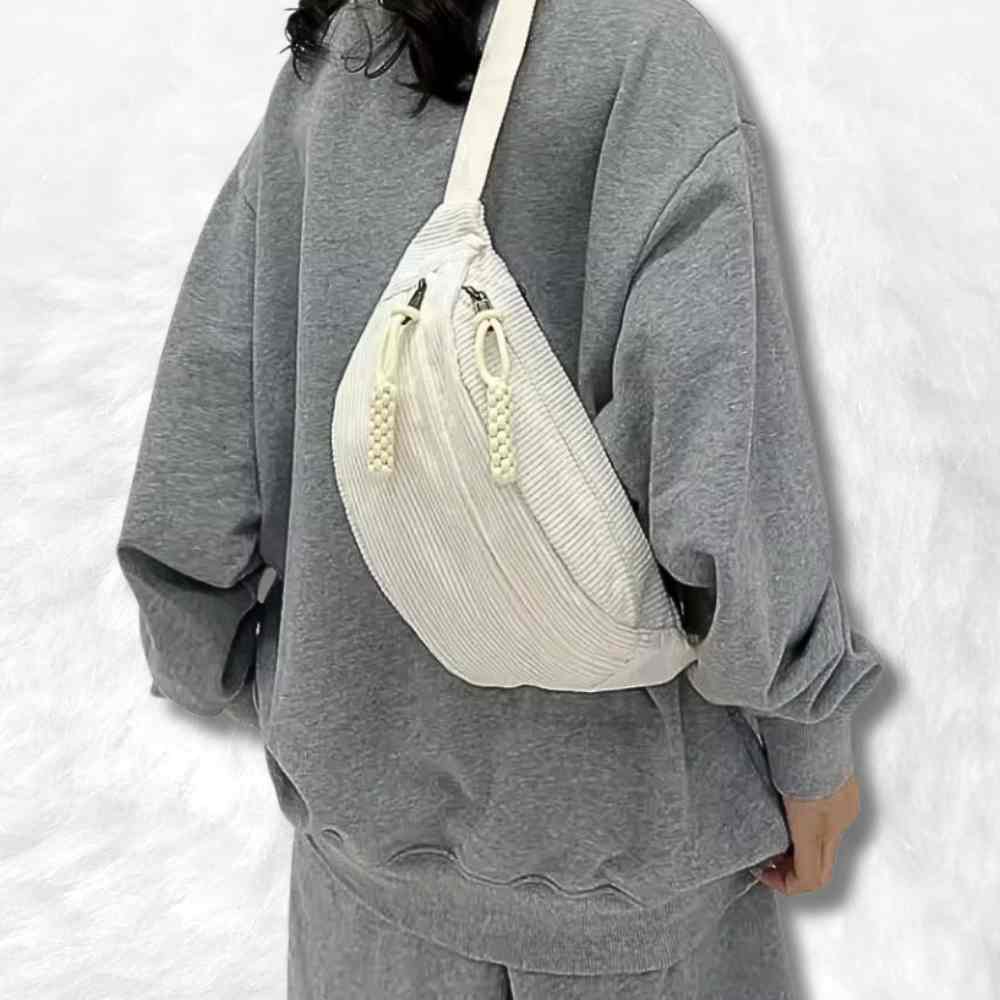 Sac Banane Femme Velours crème porté par une femme