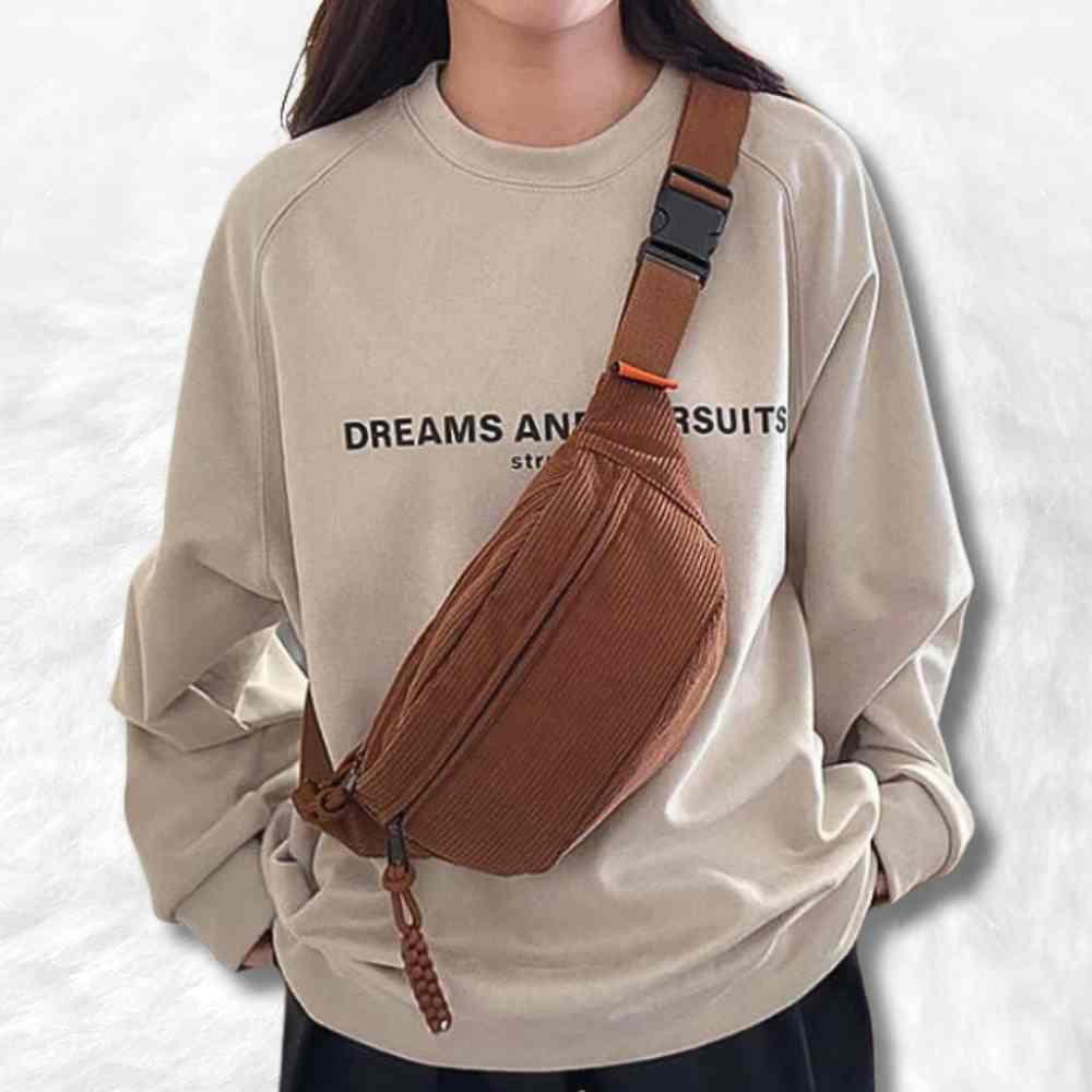 Sac Banane Femme Velours marron porté par une femme