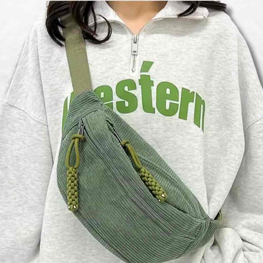 Sac Banane Femme Velours vert porté par une femme
