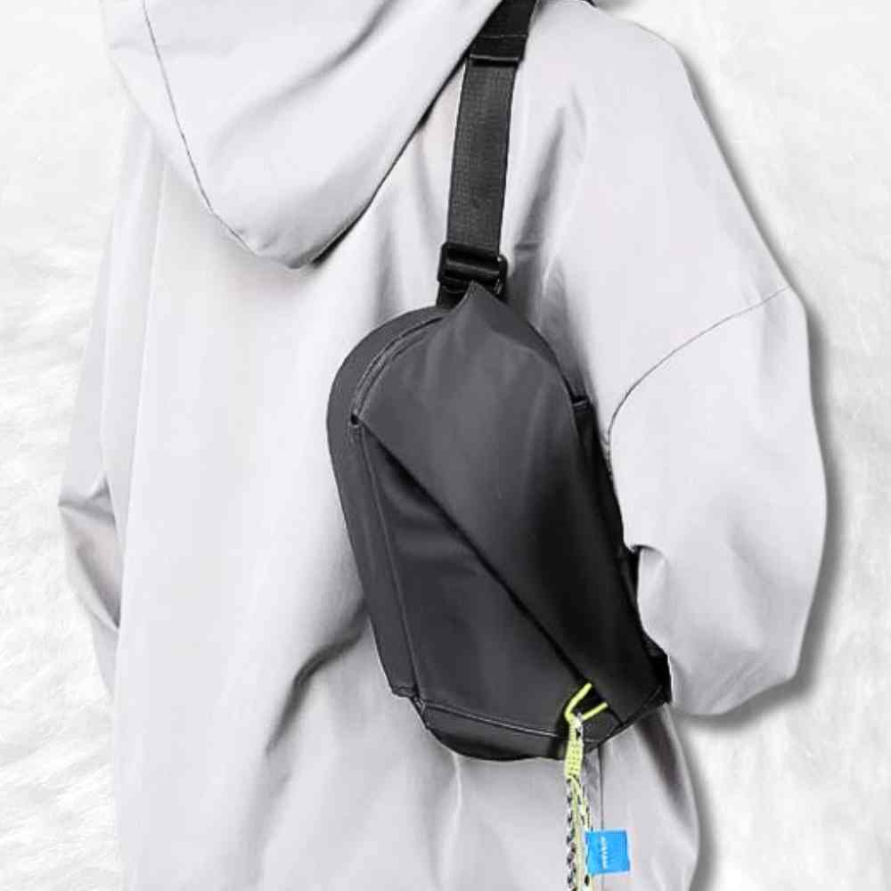 Un homme avec le Sac Banane Vélo gris