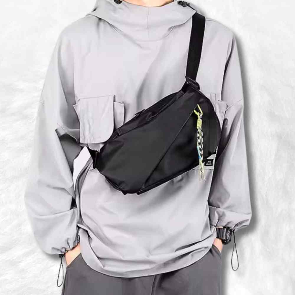 Sac Banane Vélo noir porté par un homme