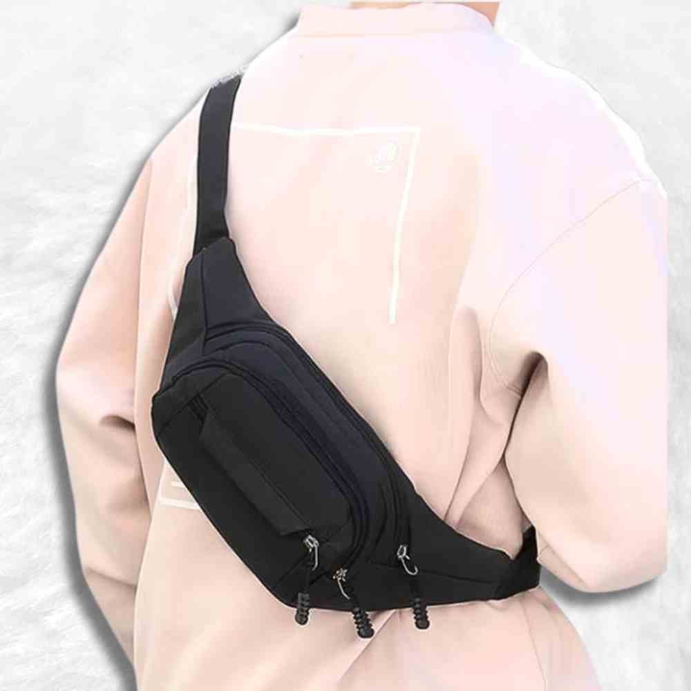 Sac Banane Ado noir porté par un garçon