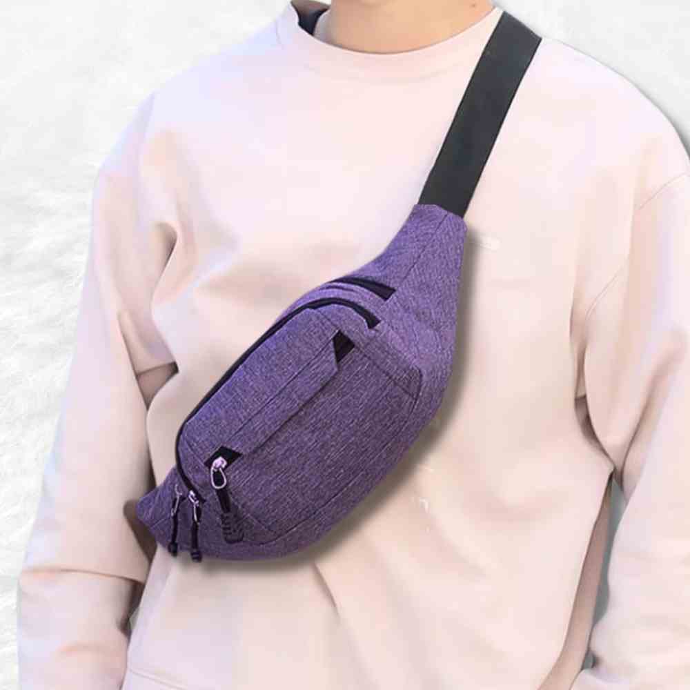 Un garçon portant le Sac Banane Ado violet