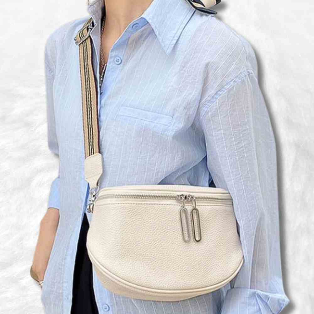 Une femme portant ce Sac Banane Cuir Femme blanc