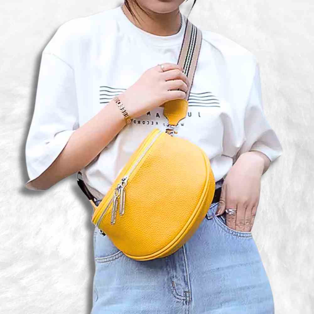 Sac Banane Cuir Femme jaune porté par une femme