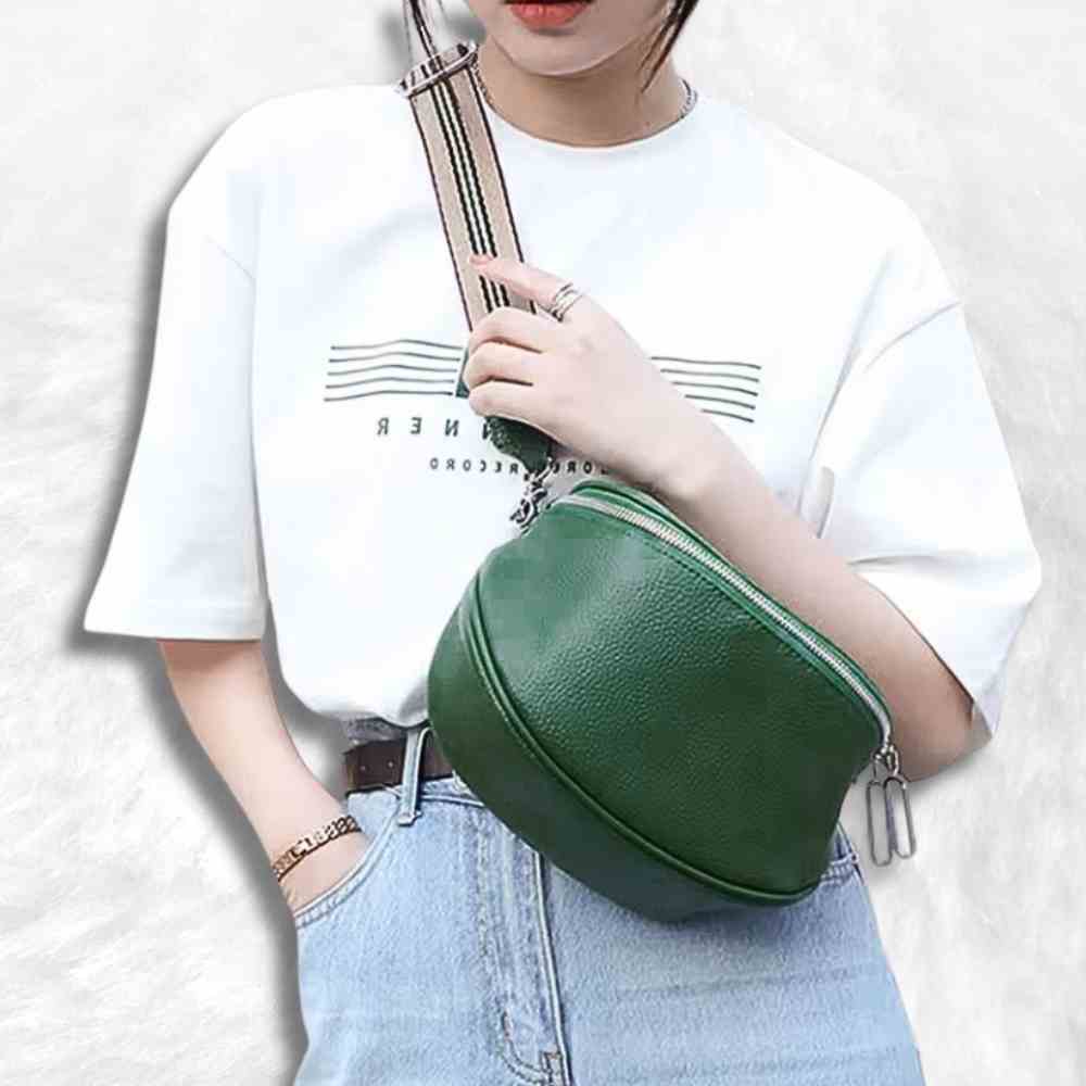 Sac Banane Cuir Femme vert émeraude porté par une femme