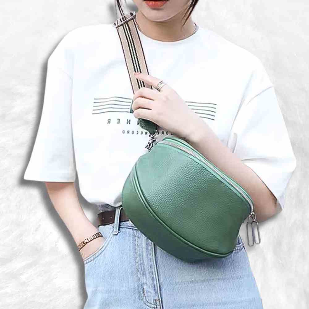 Sac Banane Cuir pour Femme en vert porté par une femme