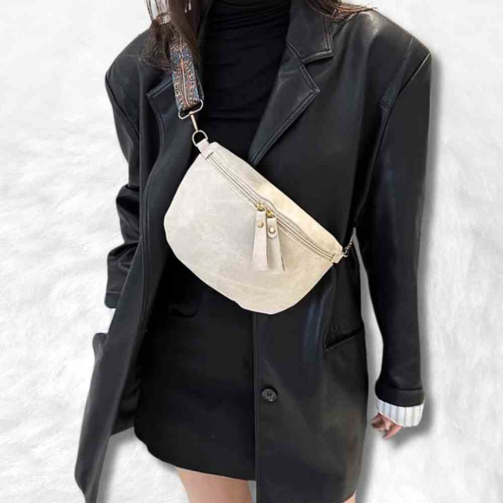 Sac Banane Daim blanc crème porté par une femme