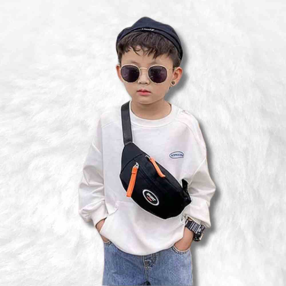 Sac Banane Enfant Sport noir porté par un garçon