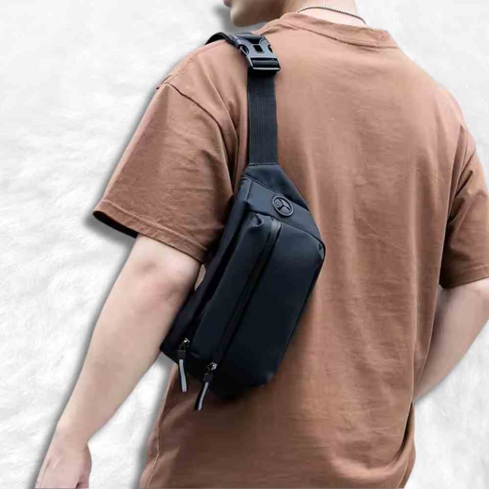 Sac Banane Étanche noir sur un homme