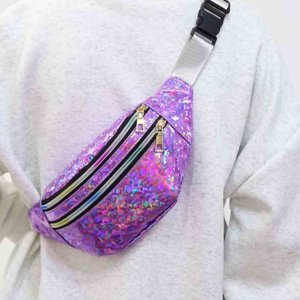 Sac Banane  Paillette violet porté par une femme