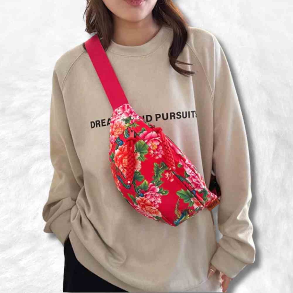 Sac Banane Fleuri rouge porté par une femme