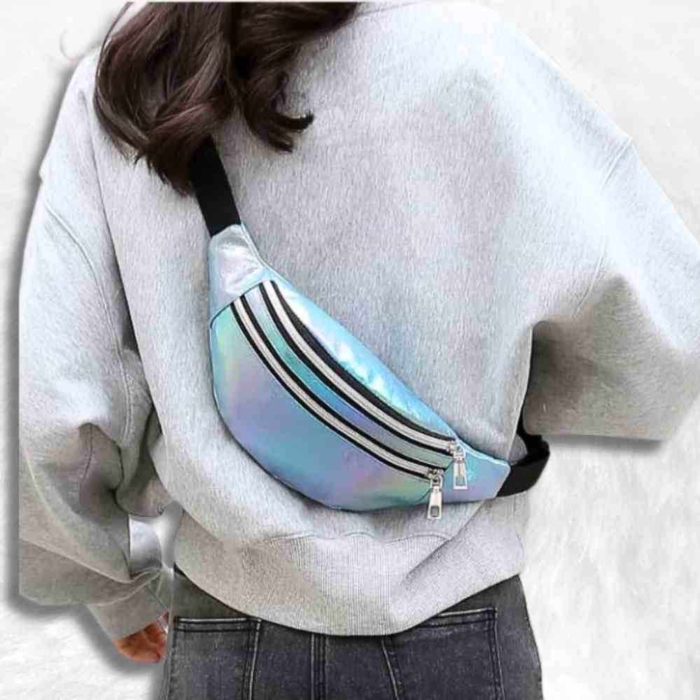 Une femme portant le Sac Banane Irisé Bleu