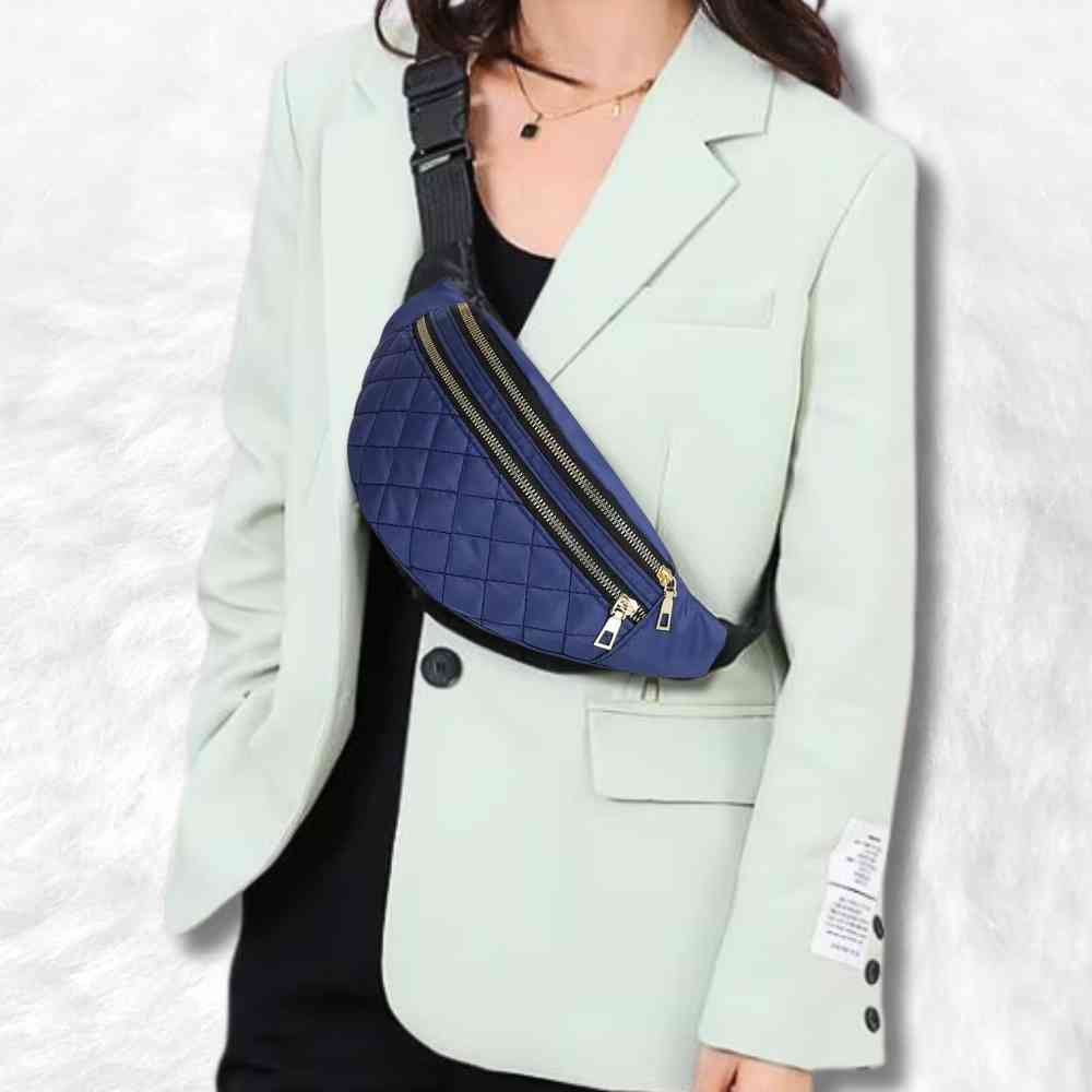 Sac Banane Matelassé bleu porté par une femme