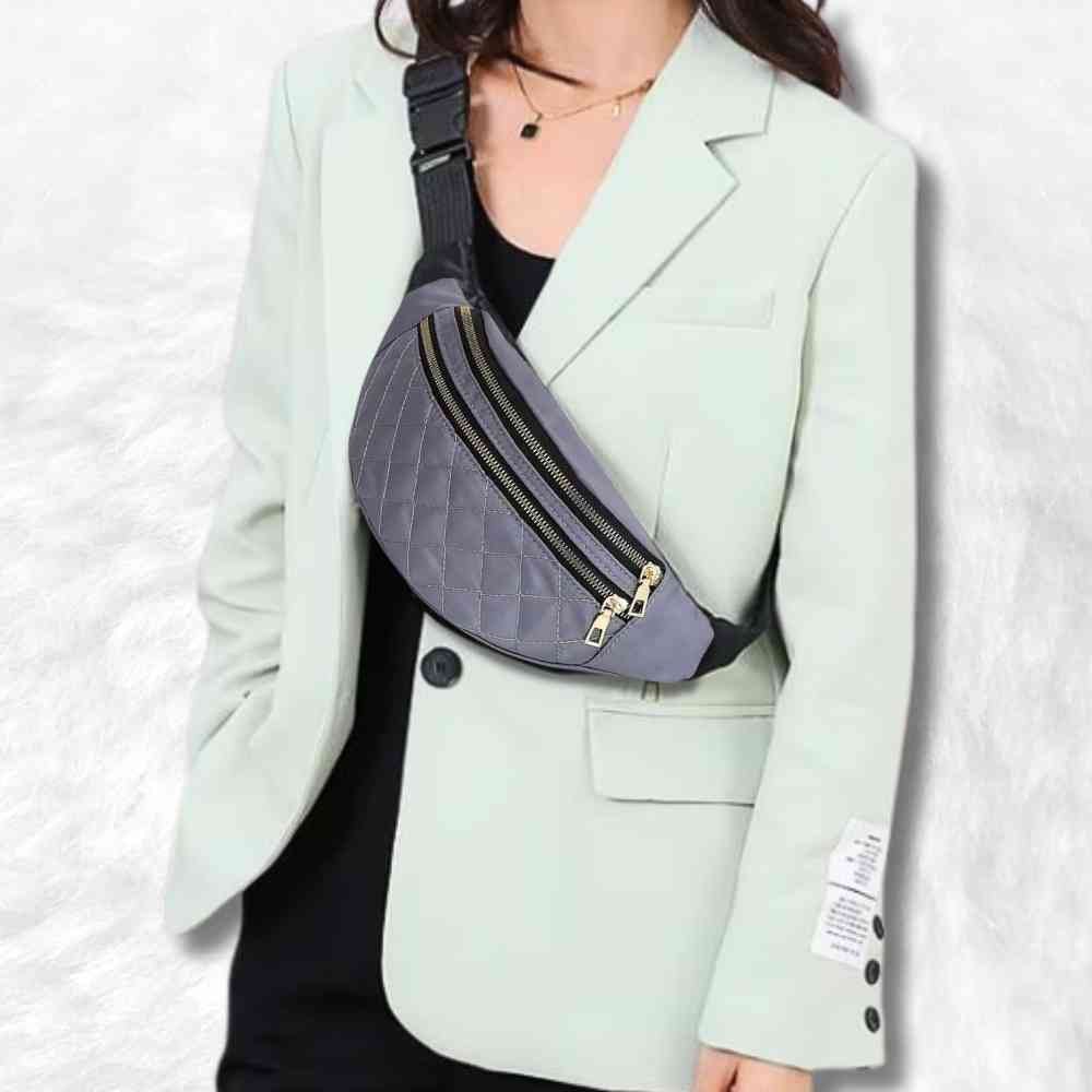 Sac Banane Matelassé gris porté par une femme