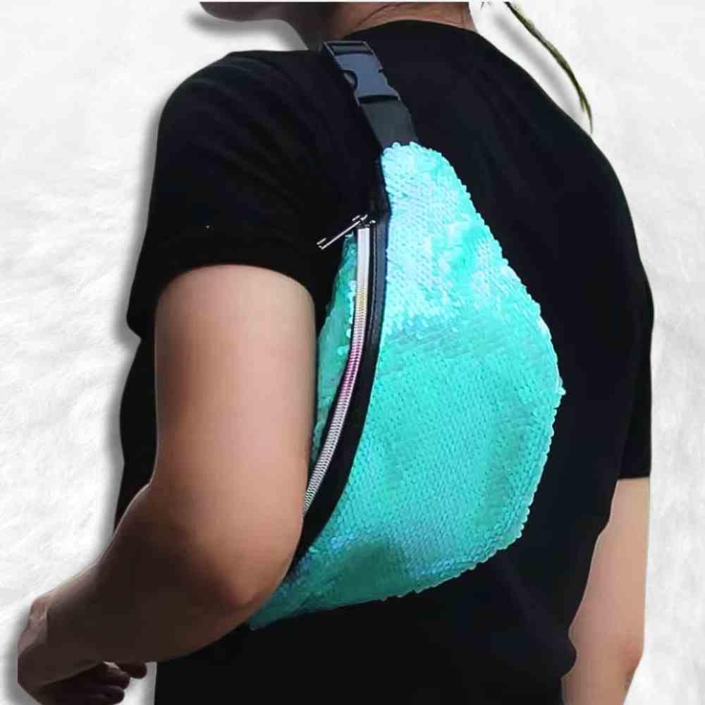 Une femme habillée du Sac Banane Paillette bleu