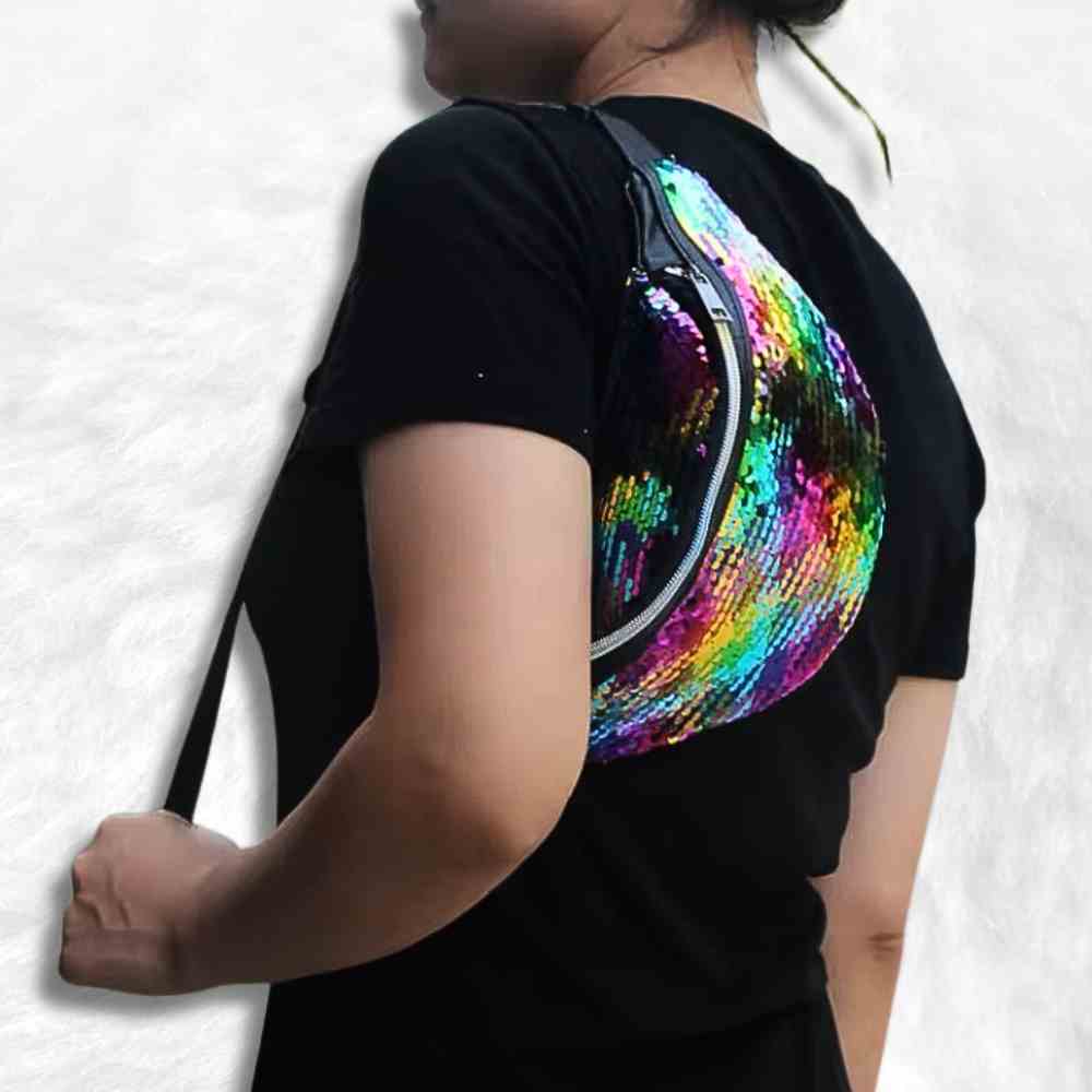 Sac Banane Paillette multicolore porté par une femme