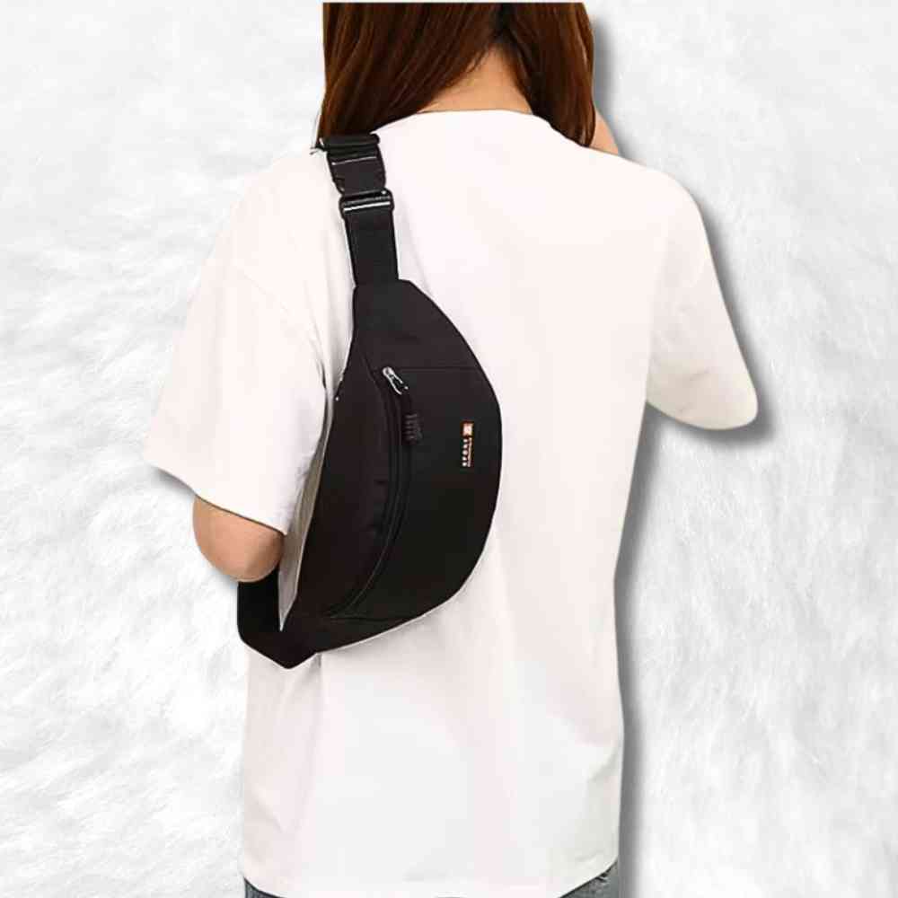 Sac Banane Sport noir porté par une femme