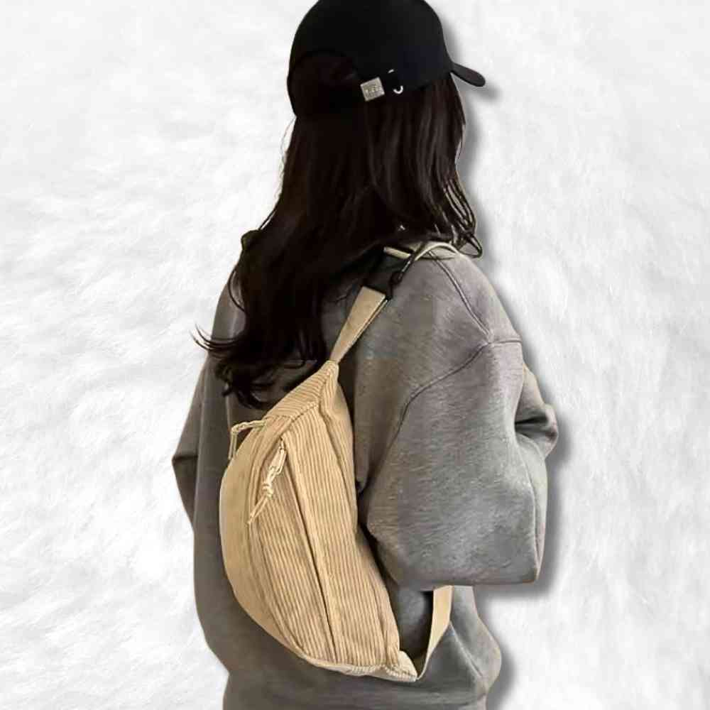 Sac Banane Velours Côtelé beige porté par une femme