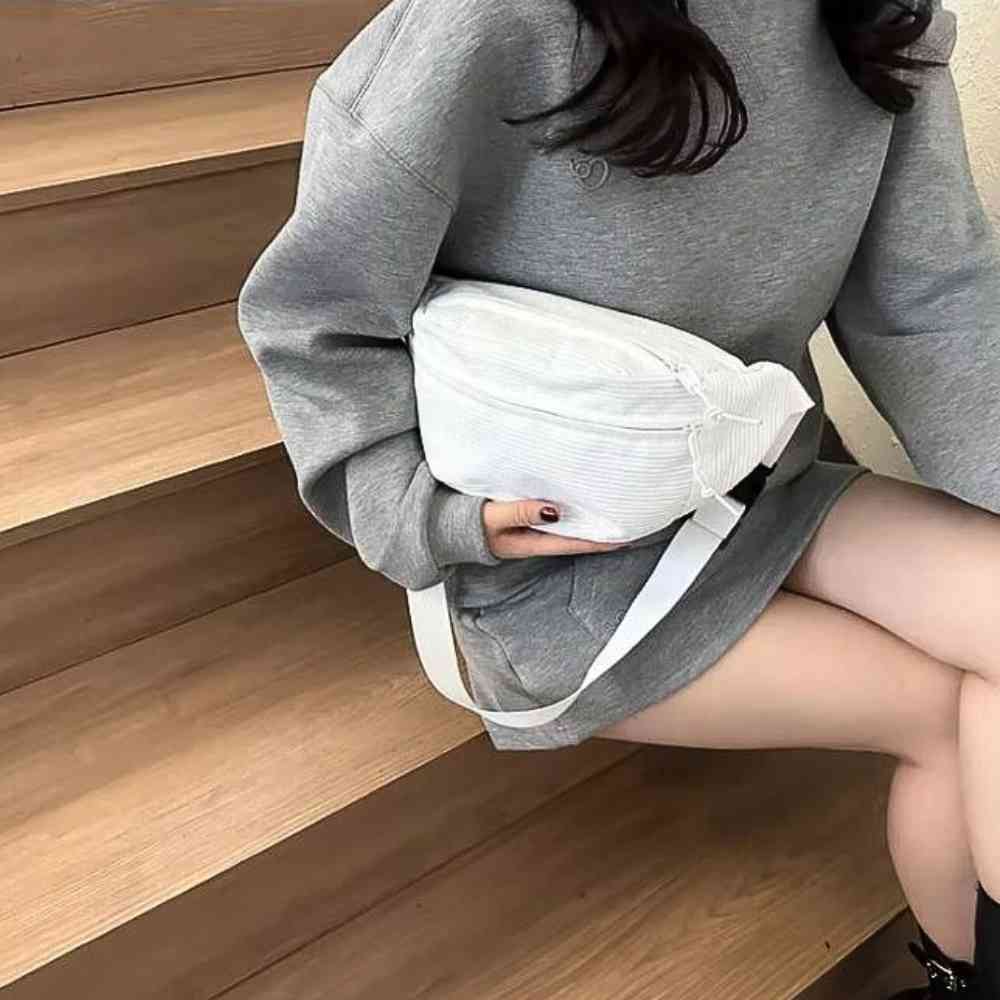 Sac Banane Velours Côtelé blanc porté par une femme