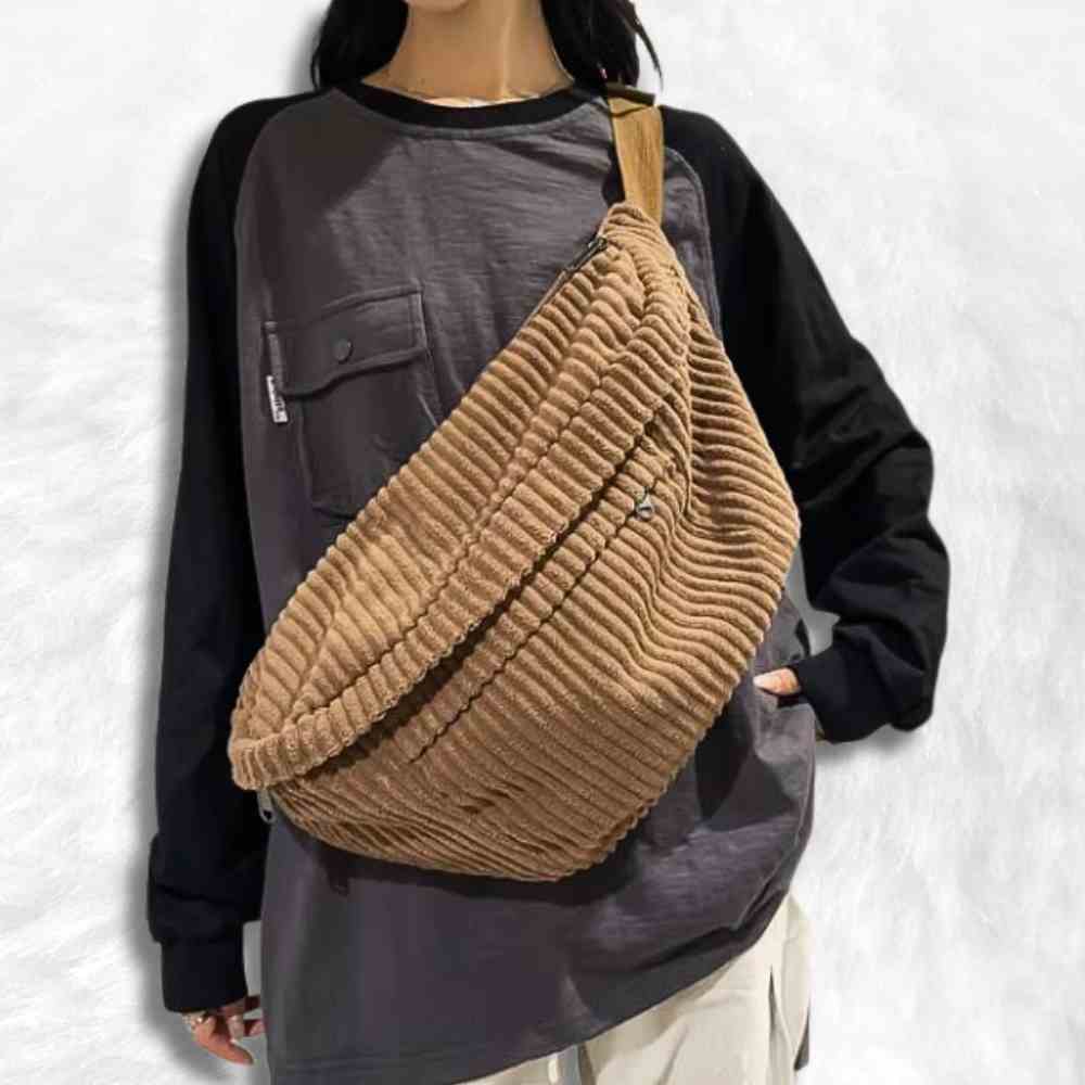 Une femme avec le Sac Banane XL pour Femme en beige