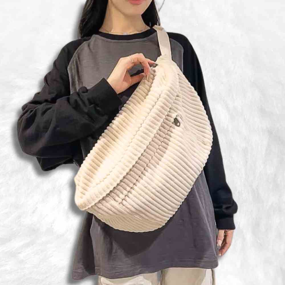 Une femme portant le Sac Banane XL pour Femme en blanc