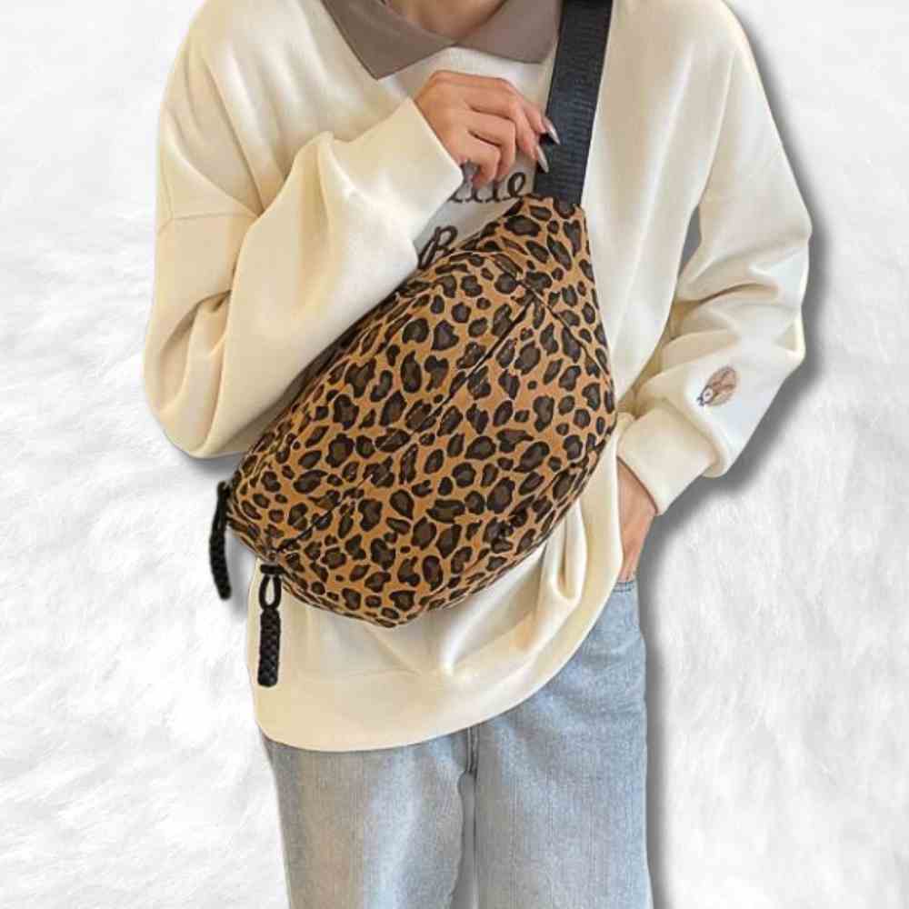 Sac Banane XL Léopard sur une femme