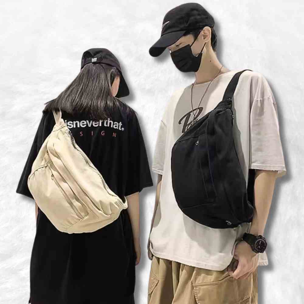 Une femme porte le Sac Banane XL crème