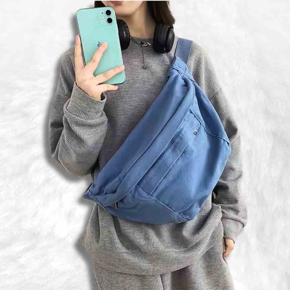 Sac Banane XL bleu porté par une femme