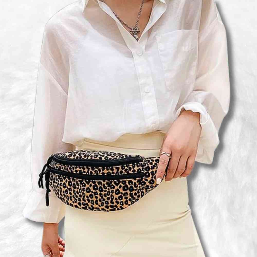 Sac Banane Panthère beige porté par une belle femme