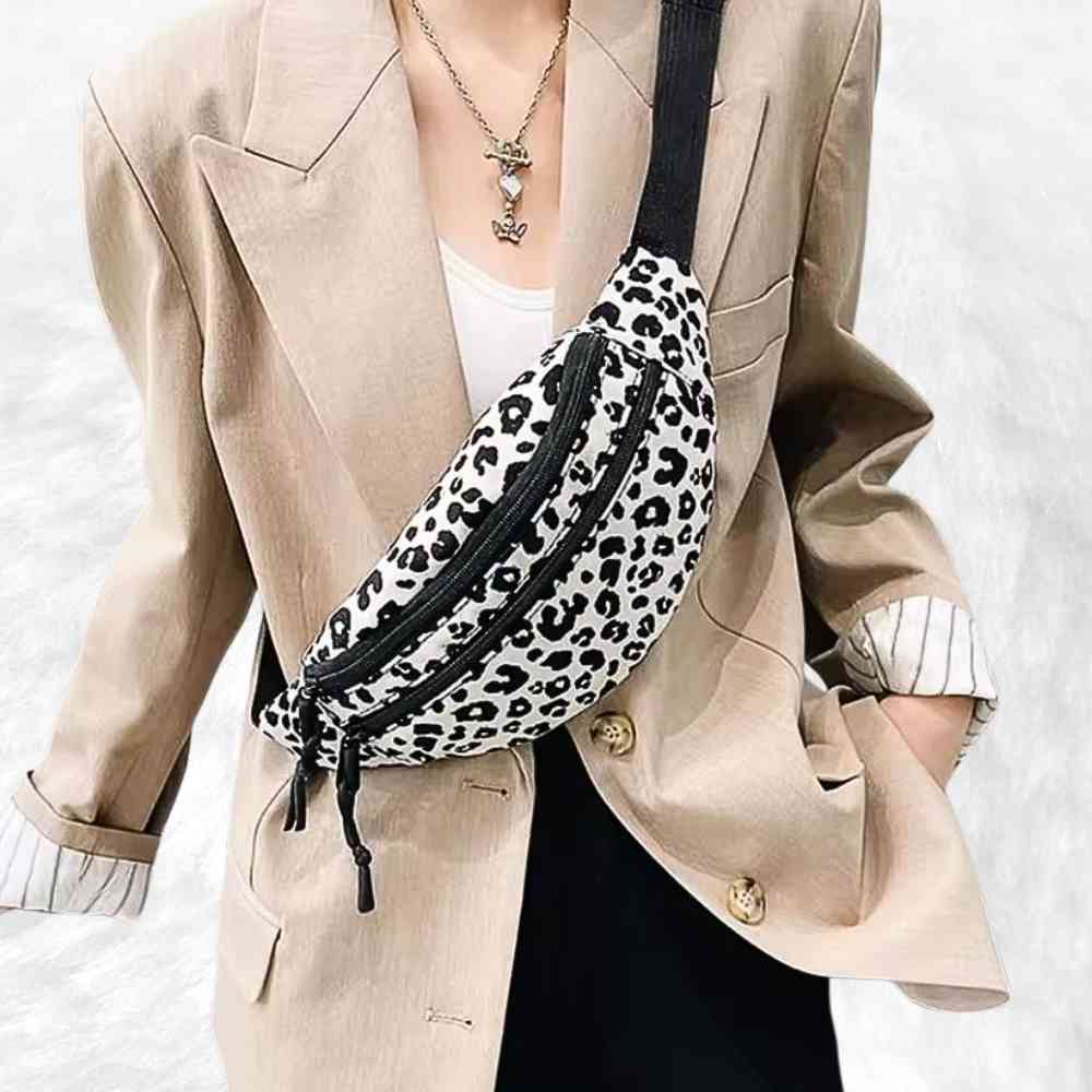 Une femme bien habillée porte le Sac Banane Panthère blanc