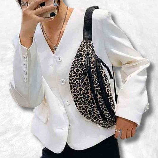 Une femme avec ce Sac Banane Panthère marron