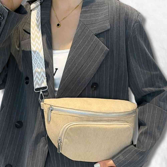 Sac Banane Velours Double Poche crème sur une femme