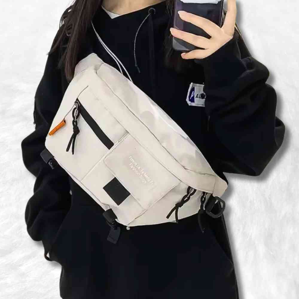 Sac Banane XXL blanc sur une femme