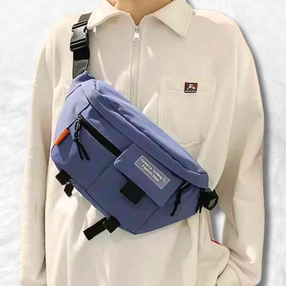 Sac Banane XXL bleu porté par un homme