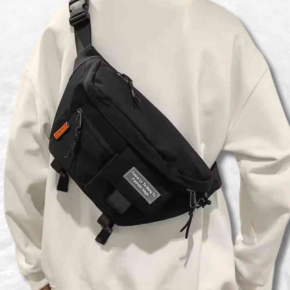 Sac Banane XXL noir porté par un homme