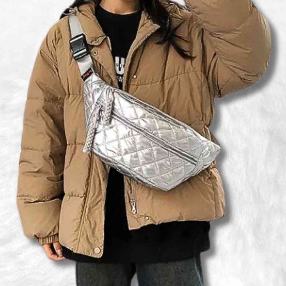 Sac Banane Argenté Brillant Matelassé porté par une femme
