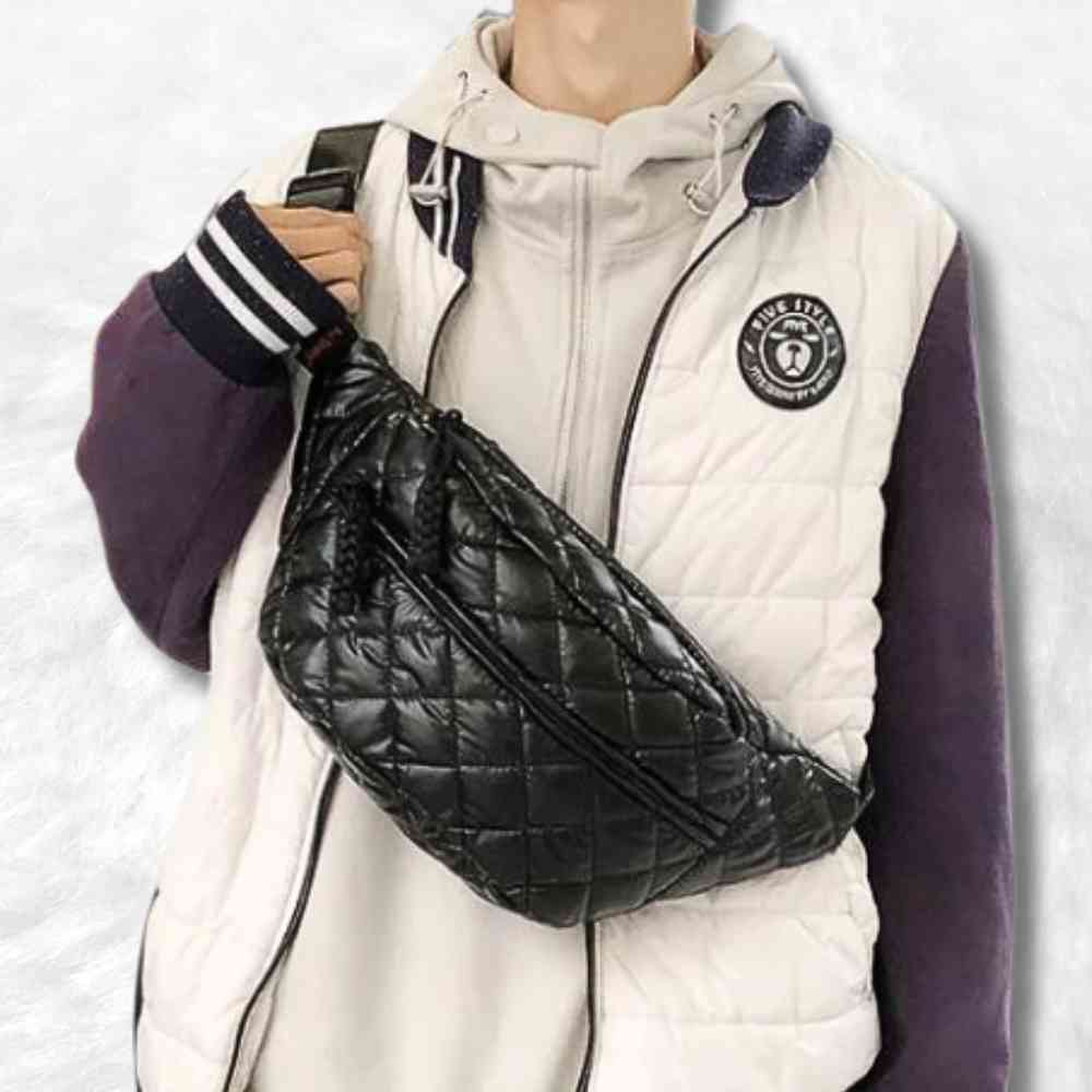 Une femme avec le Sac Banane Brillant Matelassé noir