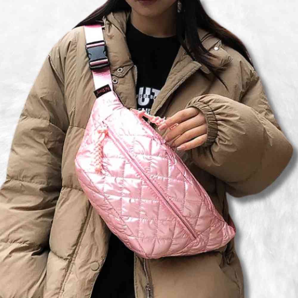 Une femme habillée du Sac Banane Brillant Matelassé rose