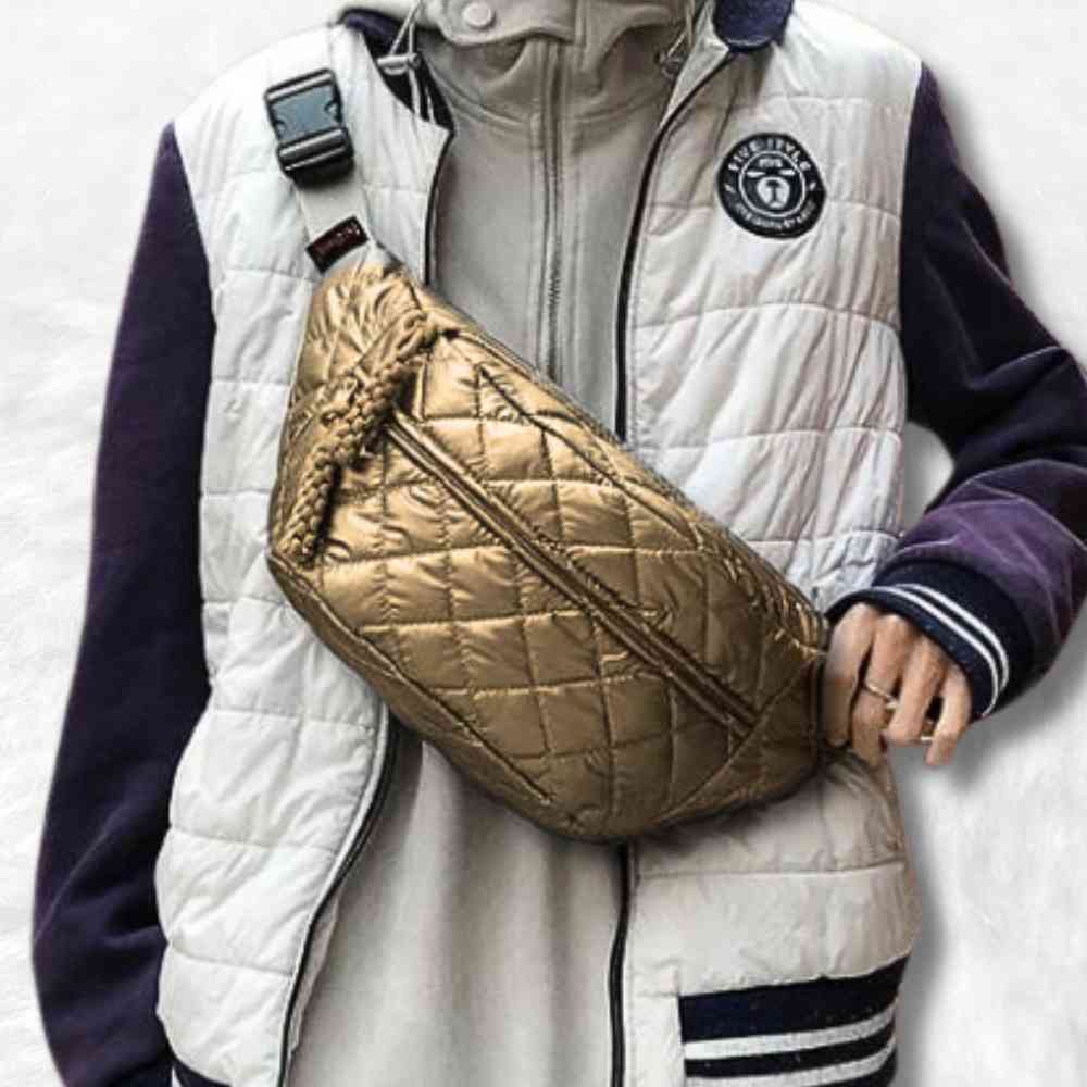 Une femme avec le Sac Banane Doré Brillant Matelassé