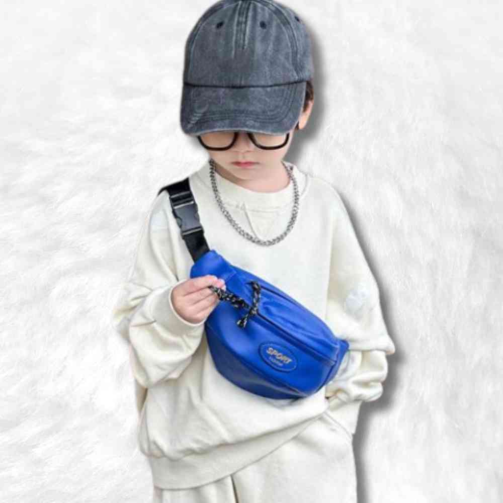 Un garçon avec ce Sac Banane Enfant Cuir Végan bleu