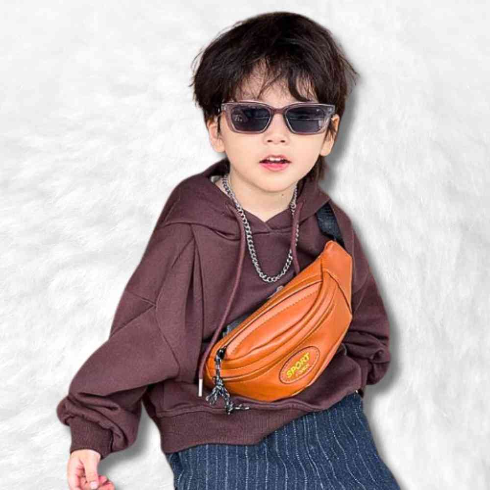 Un beau garçon avec le Sac Banane Enfant Cuir Végan marron sur lui